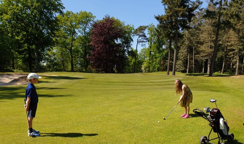 Barbara Lieshout op de baan met Eldrick Jan. ,,Eldrick Jan wil net zo goed worden als Tiger Woods en ik wil net zo goed worden als Eldrick Jan.''