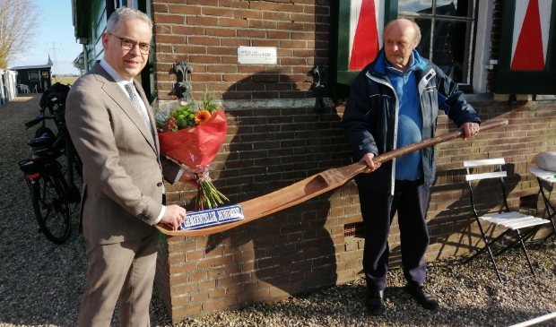 <p>De overhandiging van het bordje op corona-afstand én in stijl: met een authentieke snip.</p>