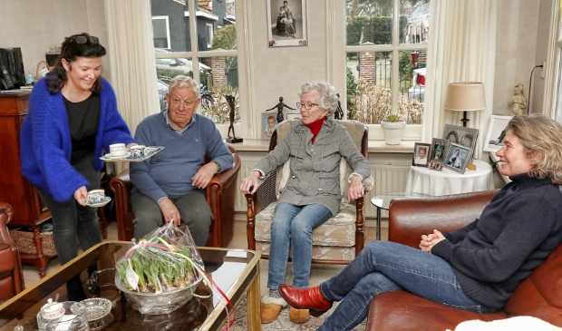 <p>Erna werkt bij echtpaar Aad en Corrie terwijl Mirjam een kijkje komt nemen</p>