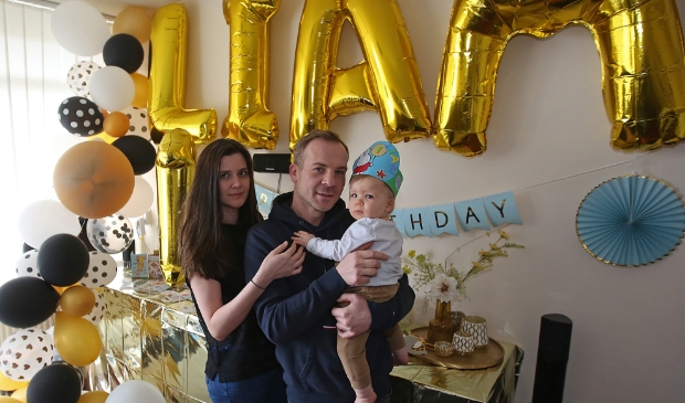 <p>De ouders van de doodzieke Liam (net 1) zitten met hun handen in het haar.</p>