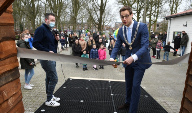 <p>Jurgen Nobel knipte het lint door.</p>