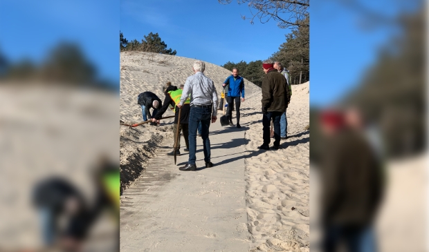 <p>Leden van de Fietsersbond maken het fietspadzandvrij</p>