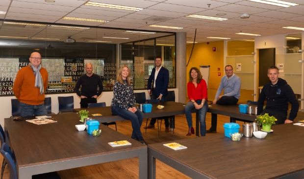 <p>De redactieleden inspecteerden dezer dagen alvast hun nieuwe werkplek. Tot goedkeuring van manager Jacob Ruig (midden).</p>