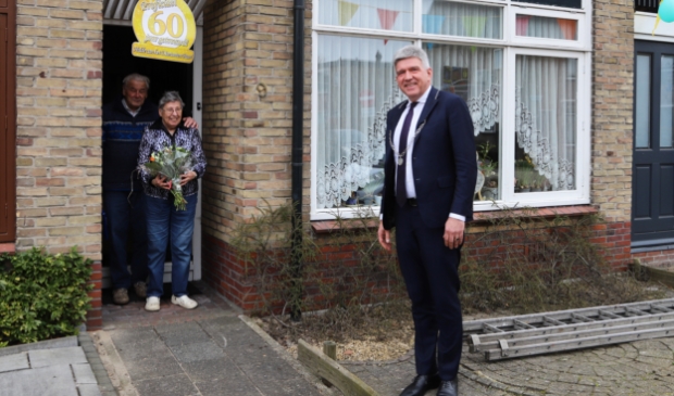 <p>Waarnemend burgemeester Wimar Jaeger kwam op deurbezoek.</p>