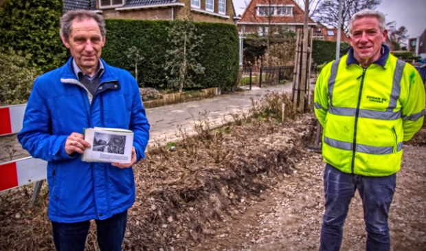 <p>Peter Levi (met boekje waarin de Ciebeek afgebeeld is) en kraanmachinist Gerard Kassing, die stuitte op de betonnen resten van de brug. </p>