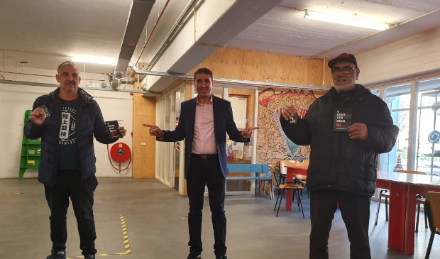 <p>Gewaardeerde bewoners Mustapha (links) en Ahmed (rechts) samen met Youssef Yaghdi. </p>