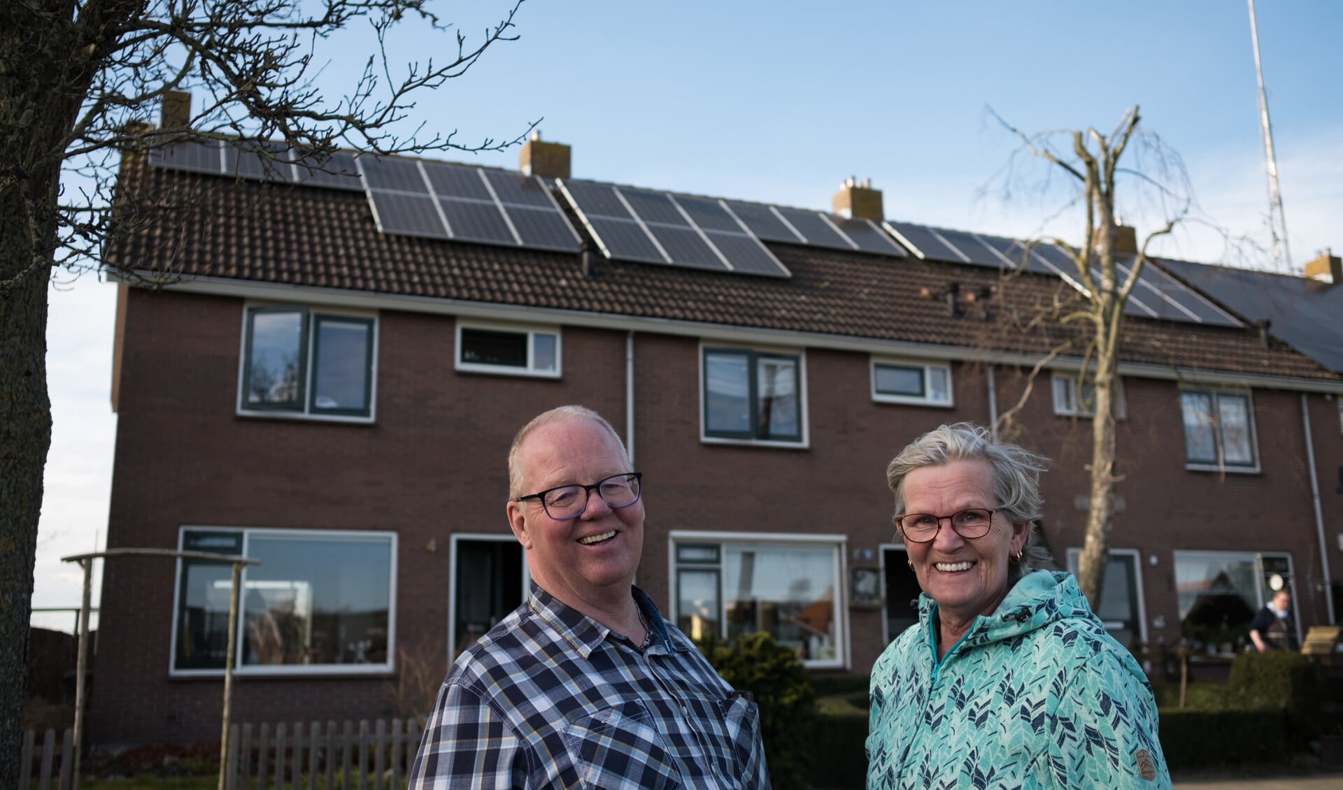 Zonnepanelen geven Jaap en Tiny energie. 