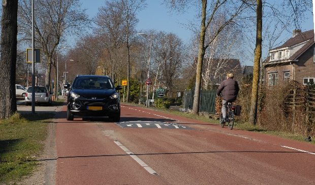 <p>De Sloterweg lijkt op de foto een veilige weg, maar er rijdt teveel verkeer en daardoor ontstaan er gevaarlijke situaties. </p>