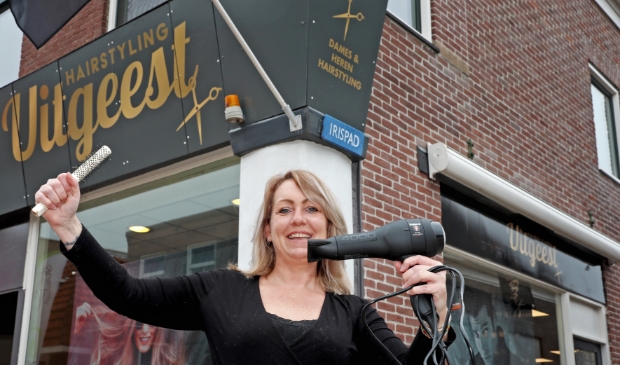 <p>Kapster Esther de Vaal heeft altijd al de droom gehad om voor zichzelf te beginnen, midden in coronatijd ging ze het avontuur aan. Nu is haar zaak eindelijk open.</p>