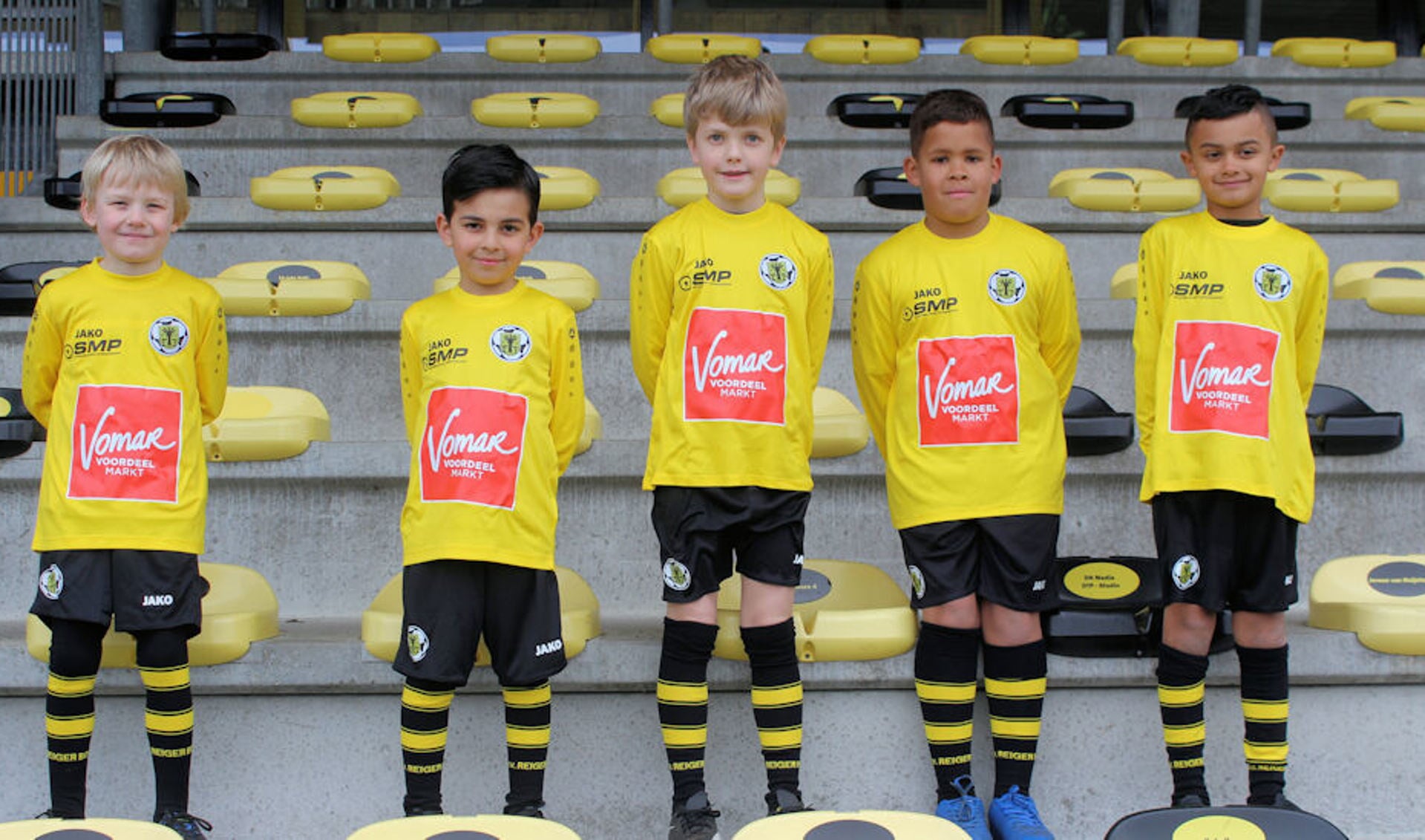 Spelers van Reiger Boys jongens onder 8-4, het eerste team met het Vomar-logo op het wedstrijdshirt. 