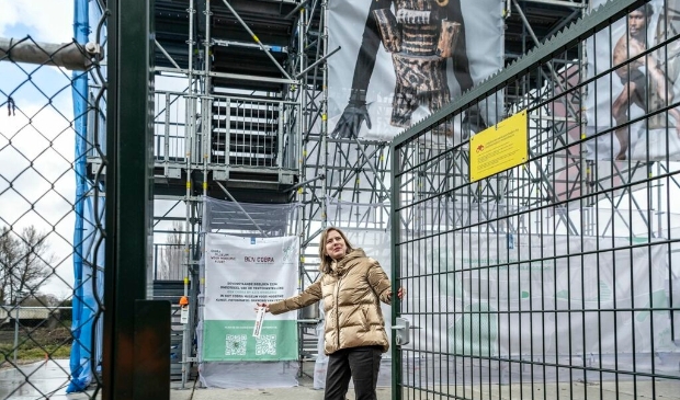 <p>Cora van Nieuwenhuizen opende het uitkijkpunt langs de A9.</p>