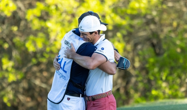 Billy Horschel valt dolgelukkig in de armen van zijn caddie na de winst in het WGC Matchplay.