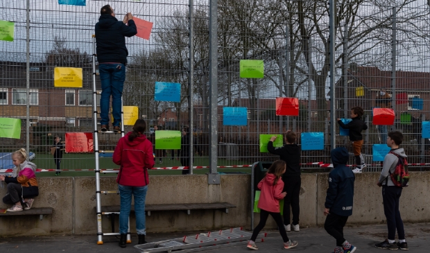 <p>Dinsdagavond werd de voetbalkdoor ouders en kinder volgehangen met kleurige pamfletten. </p>