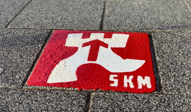 <p>Deze stoeptegels markeren de avond4daagse wandelroute.</p>