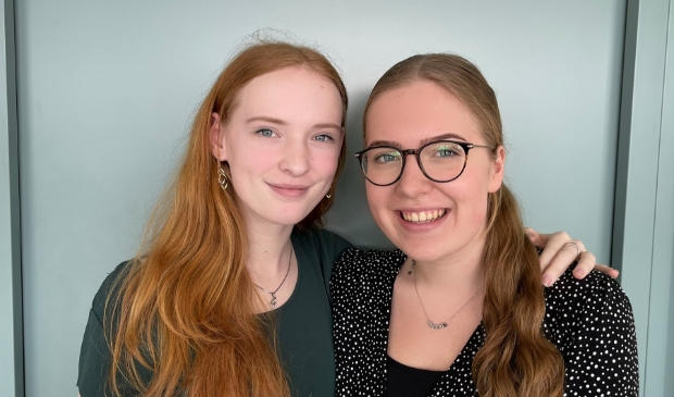 <p>Laury van Deventer (l) en Zoë Elings uit Hoogkarspel. </p>