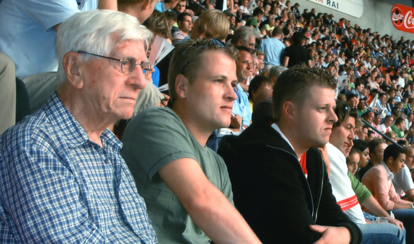 Henk bij zijn grote liefde Ajax met schoonzoon Leon en kleinzoon Alex (Leon zit naast Henk) 