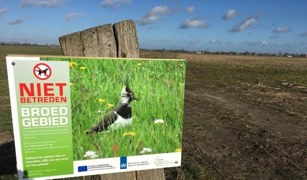 <p>Als je dit bordje ziet, loop dan a.u.b. een stukje verderop door. Namens de broedende vogels dank! </p>