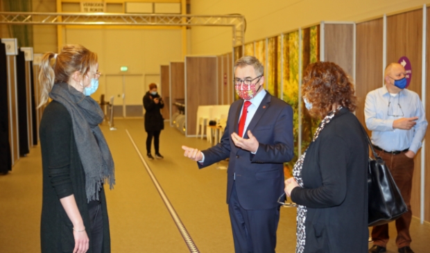 <p>Burgemeester Wienen bij de opening van het vaccinatiecentrum in het Kennemer Sportcenter.</p>