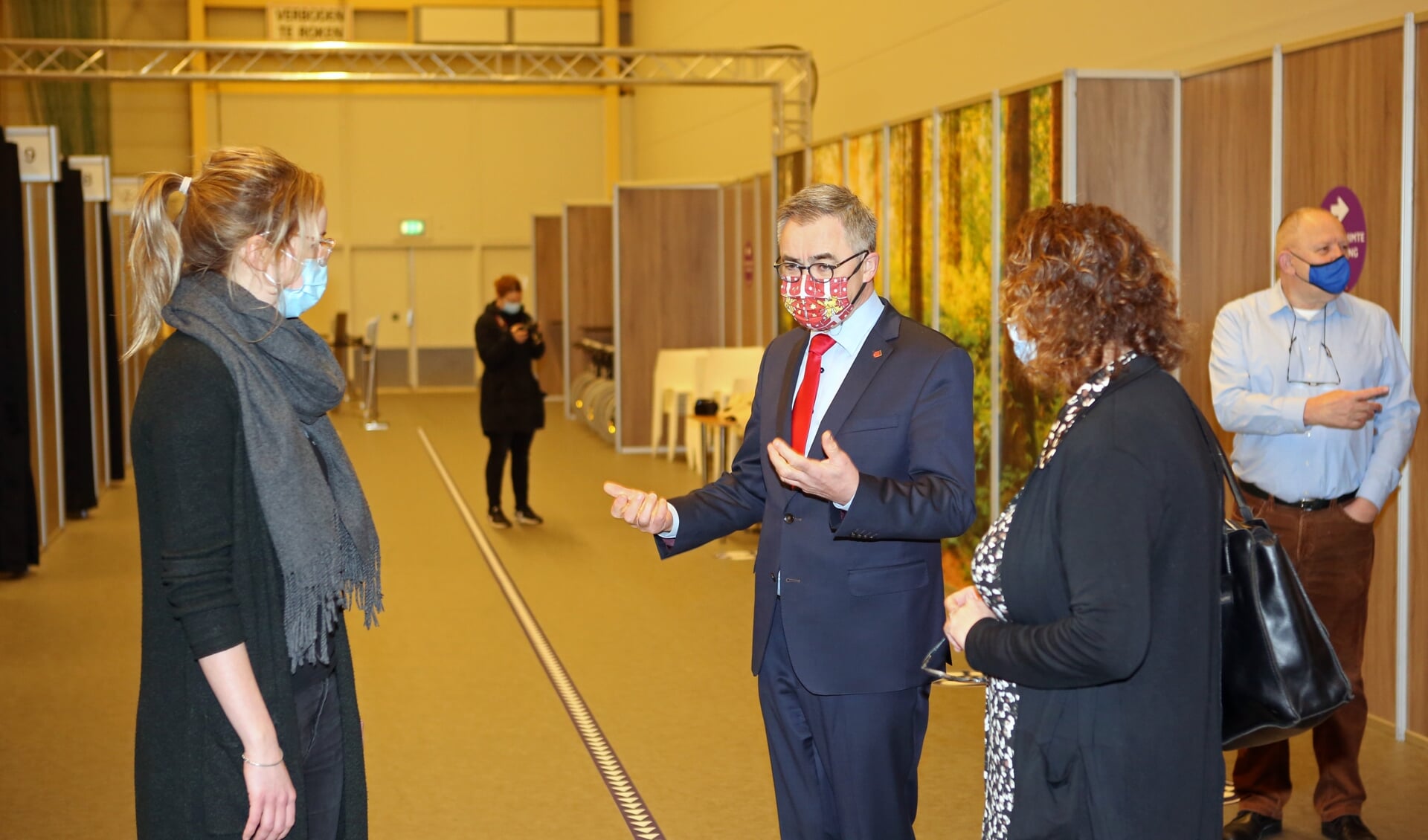 Burgemeester Wienen bij de opening van het vaccinatiecentrum in het Kennemer Sportcenter.