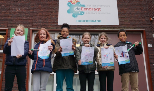 <p>Groepje schoolkinderen van obs de Eendragt in Wormer tonen hun ‘opruimheld’. </p>