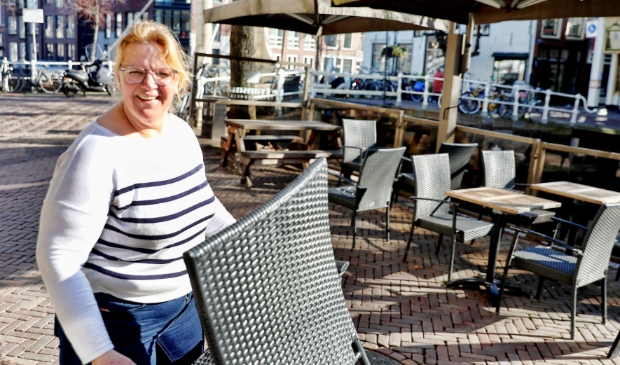 <p>Karin Hiemstra, eigenaar van fonduerestaurant De Fransman aan de Mient, zette vandaag sinds lange tijd haar terras weer buiten.</p>