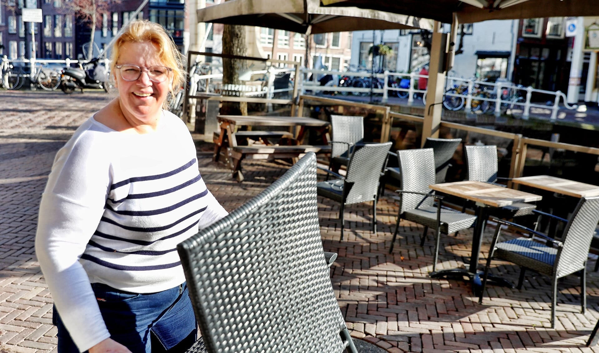Karin Hiemstra, eigenaar van fonduerestaurant De Fransman aan de Mient, zette vandaag sinds lange tijd haar terras weer buiten.