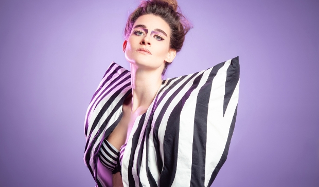 <p>Kirsten van Teijn komt met haar nieuwste voorstelling naar Cool kunst en cultuur.</p>