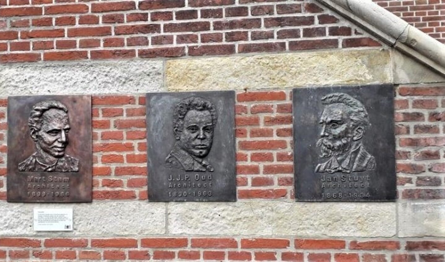 De plaquettes van de drie architecten hangen aan de gevel van het Purmerends Museum.