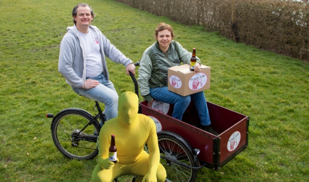 <p>Dyon Huiberts overhandigt aan Esther Vinke het gebrouwen Intermezzo Bier. Op de voorgrond het vrolijke gele mannetje.</p>