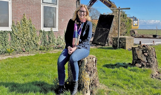 <p>Paula Udding bij de stolpboerderij waarin Het Tweede Thuis wordt gevestigd.</p>