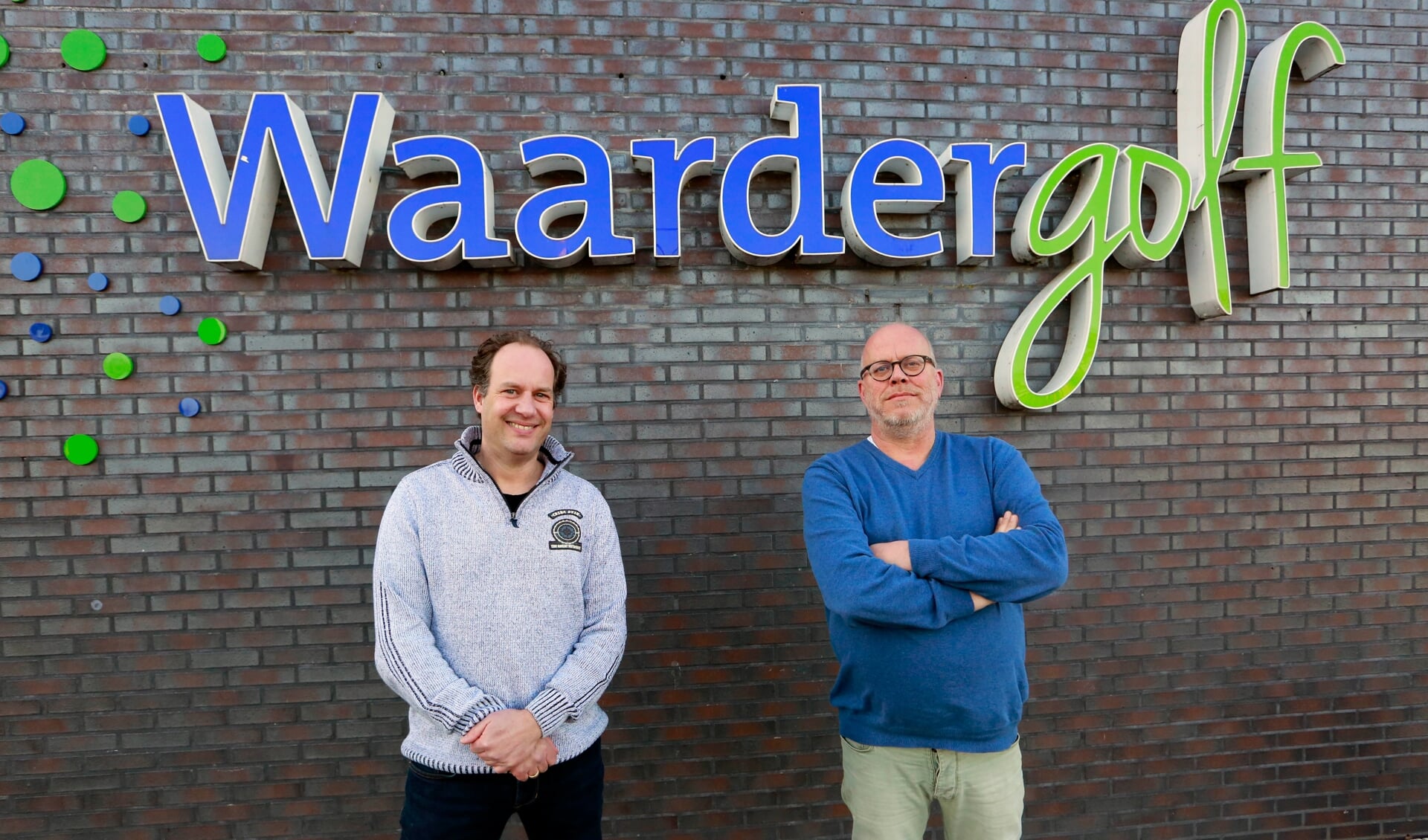 Wybren de la Vieter, de kersverse voorzitter van HvMV (links) en oud-voorzitter Koos van der Leeuw.