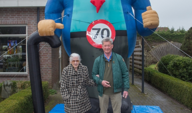 <p>Moeder en zoon Schenk poseren voor de enorme opblaaspop.</p>