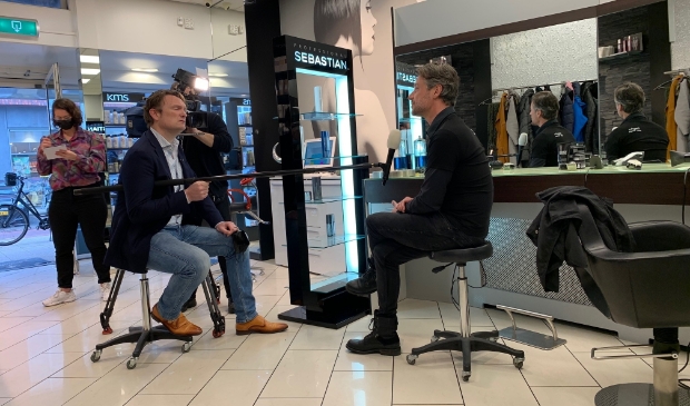 <p>Aad van Tunen jr. doet zijn verhaal voor een cameraploeg van RTL.</p>