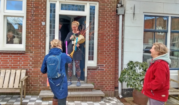 <p>Zuiderhavendijk: op veilige afstand cadeaus overhandigen.</p>