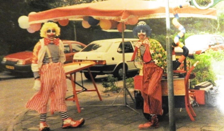 Hoe het begon in 1990 met Clowns Alfredo (l) en Alfonso in Bakkum.