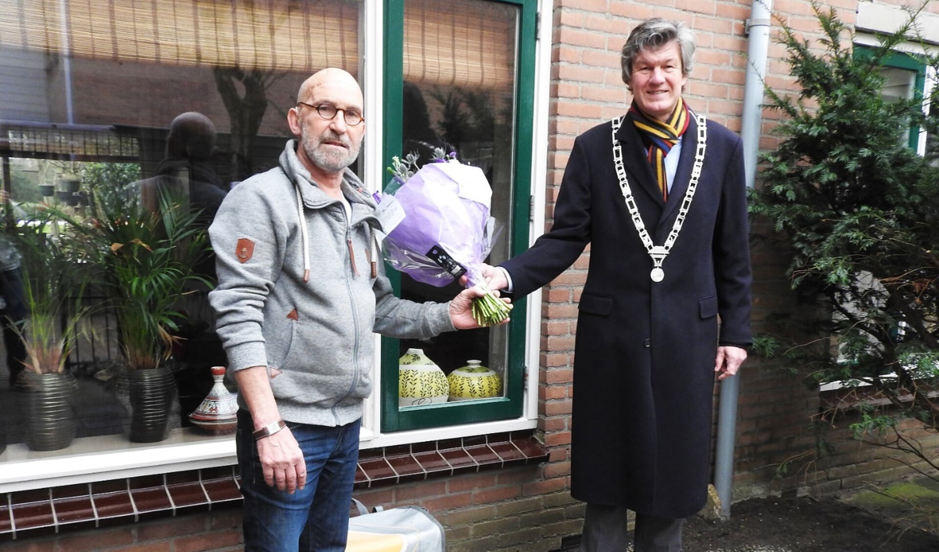 Burgemeester Toon Mans zocht postbode Peter van Rhee thuis op om waardering uit te spreken.  