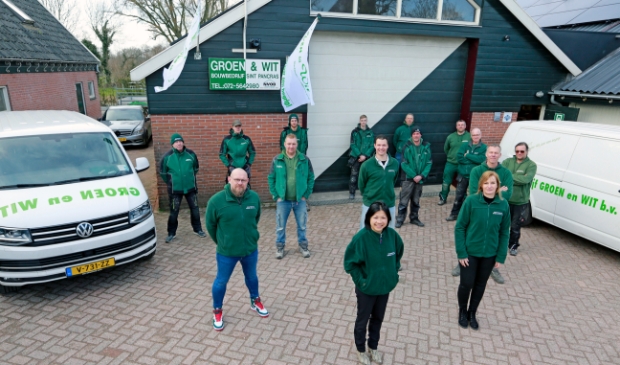 <p>Het trotse team van <strong>Bouwbedrijf Groen en Wit</strong></p>