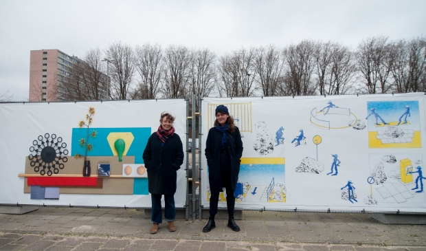 <p>Kunstenaars Valerie van Leersum en Melanie CorreIn voor de omheining. </p>