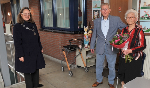 <p>Burgmeester Judith Michel brengt het echtpaar Ten Wolde de felicitaties voor hun 70-jarig (!) huwelijk. </p>