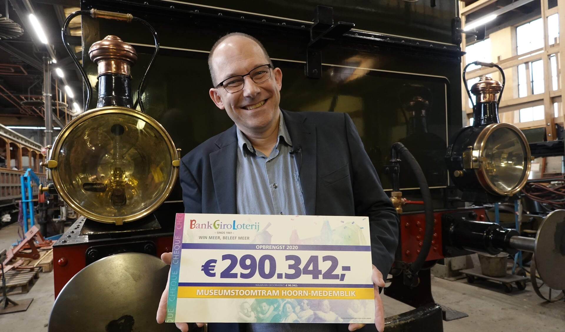 Rene Van Den Broeke Cheque voor Museumstoomtram Hoorn-Medemblik dankzij BankGiro Loterij