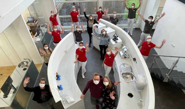 <p>Het complete team zet zich in met op de voorgrond het echtpaar van der Meer.</p>