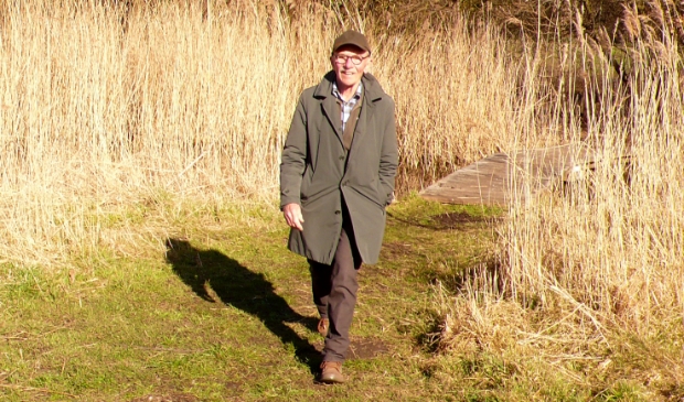 <p>John Jansen va Galen tijdens een van zijn wandelingen door Noord.</p>