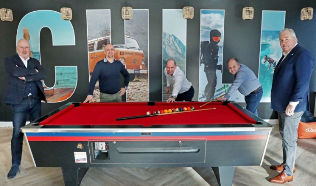 <p>Links Ron Huiberts en rechts Gijs Schot (ORA), midden: Niels Ackermans, Herman Koreman en Erik de Knegt (Rodi Media).</p>