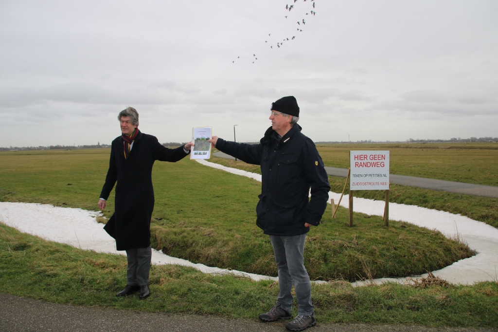 <p>Burgemeester Toon Mans en woordvoerder Hans-Maarten Parigger tijdens de overhandiging. </p>