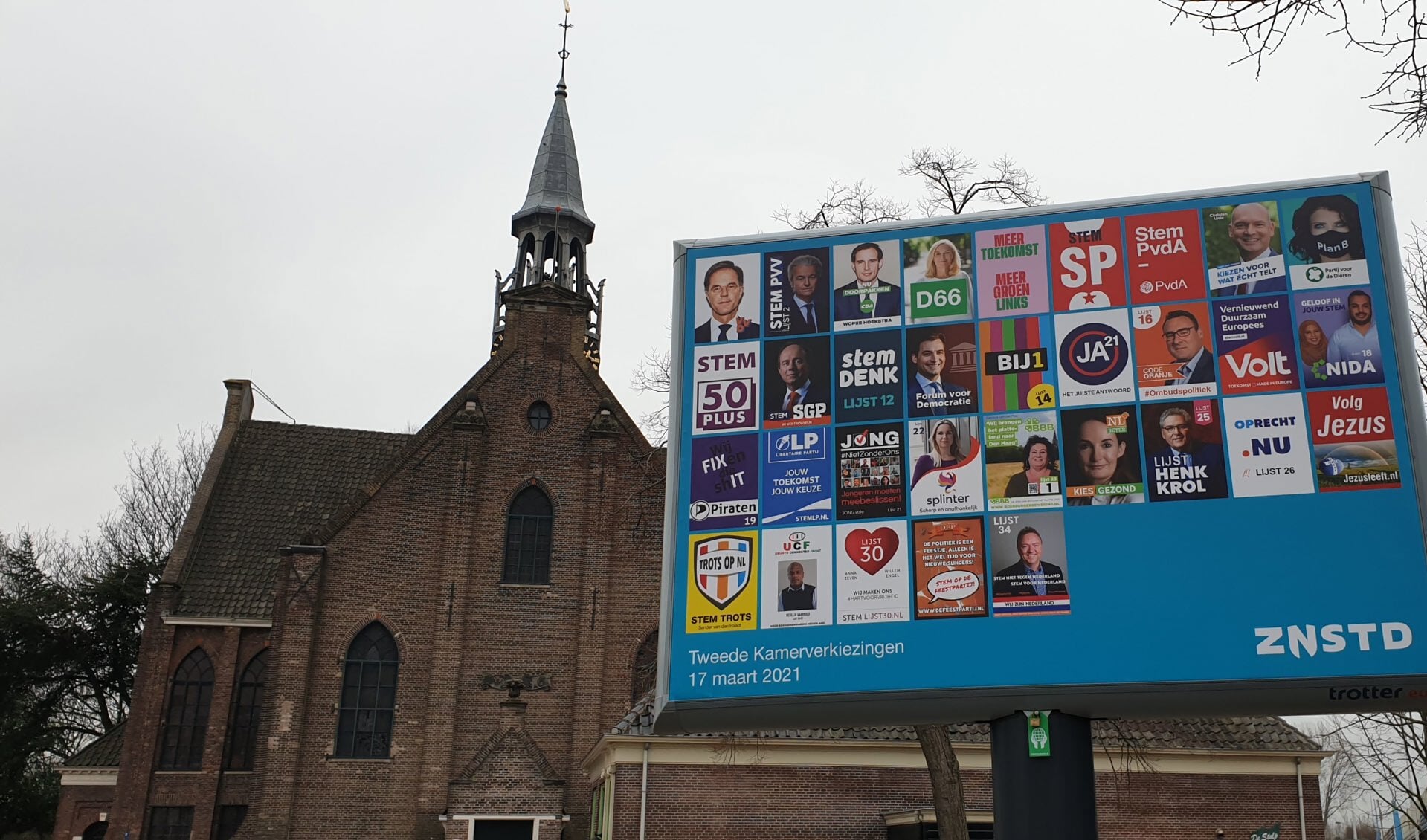 De bekende blauwe reclameborden kom je weer overal in de Zaanstreek tegen. 