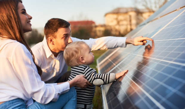 <p>Gezin blij met zonnepanelen van Agiba BV.</p>