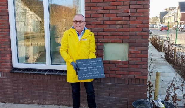 <p>Wethouder Jeroen Schalkwijk metselde op 1 maart een oprichtingsplaquette in de muur van de nieuwe Spatterstraat portiekwoningen. </p>