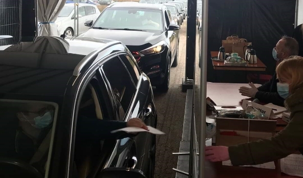 <p>Het drive-through stemmen bij My HealthClub was bij de Tweede Kamerverkiezingen in maart zo populair dat er files ontstonden.</p>