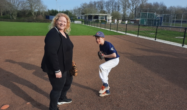 Karin Grent en Double Stars jeugdspeler Casper Hoetjes met op de achtergrond clubhuis Grand Slam.