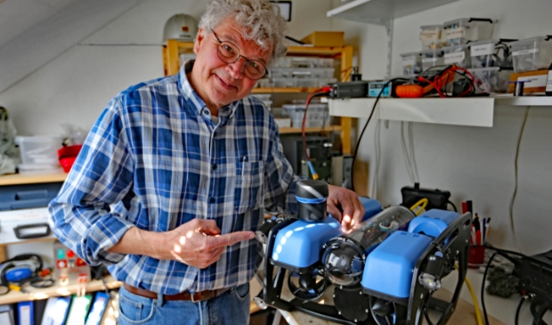 <p>Martin Meinster bij het apparaat ROV dat wat taken kan overnemen</p><p>van de duikers.</p>